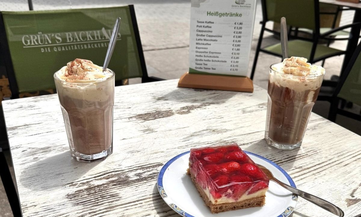 Eiskaffe und Eisschokolade mit Erdbeerkuchen auf Grüns Terasse Start in den Tag